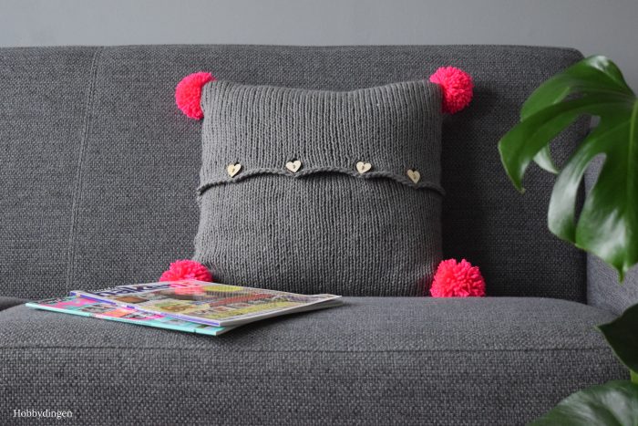 The Neon Pink Pompom Pillow - Hobbydingen.com