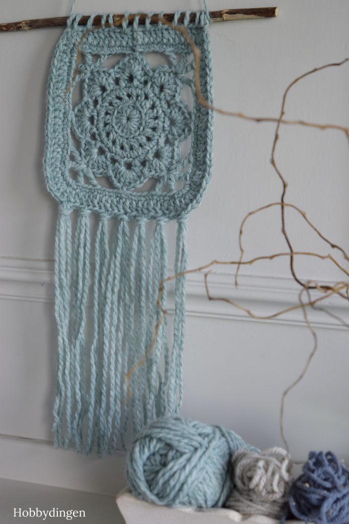 Hooked on Wall Hangings! A new crocheted flower wall hanging. - Hobbydingen.com
