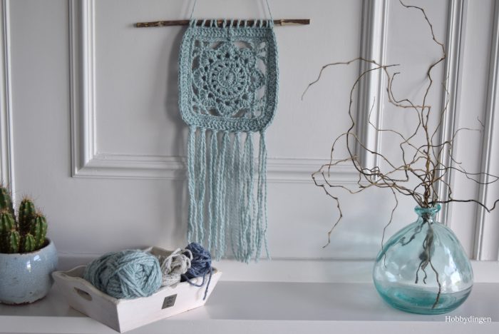 Hooked on Wall Hangings! A new crocheted flower wall hanging. - Hobbydingen.com