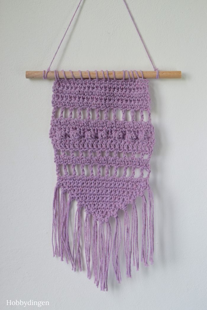 Free Crochet Pattern Small Purple Wall Hanging - Hobbydingen.com