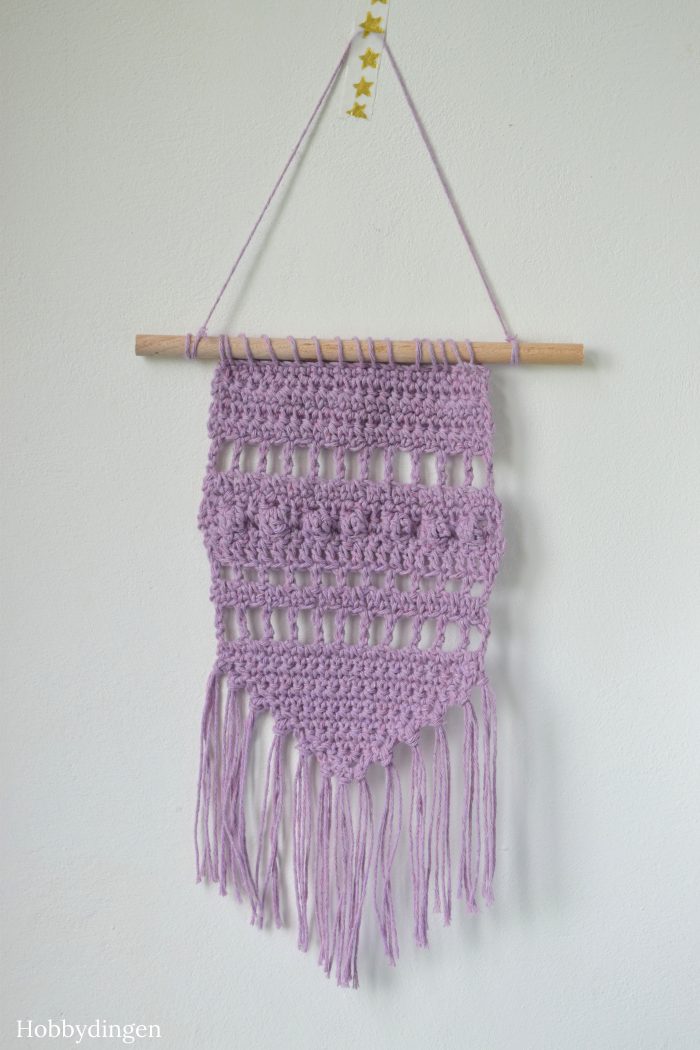 Free Crochet Pattern Small Purple Wall Hanging - Hobbydingen.com