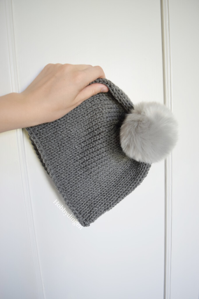 Knitting Winter Items in the Summer: Simple Grey Beanie - Hobbydingen.com