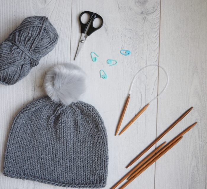 Knitting Winter Items in the Summer: Simple Grey Beanie - Hobbydingen.com