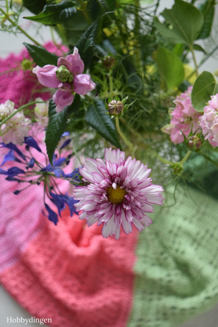 Crochet Pattern: The Flower Fields Shawl - Hobbydingen.com