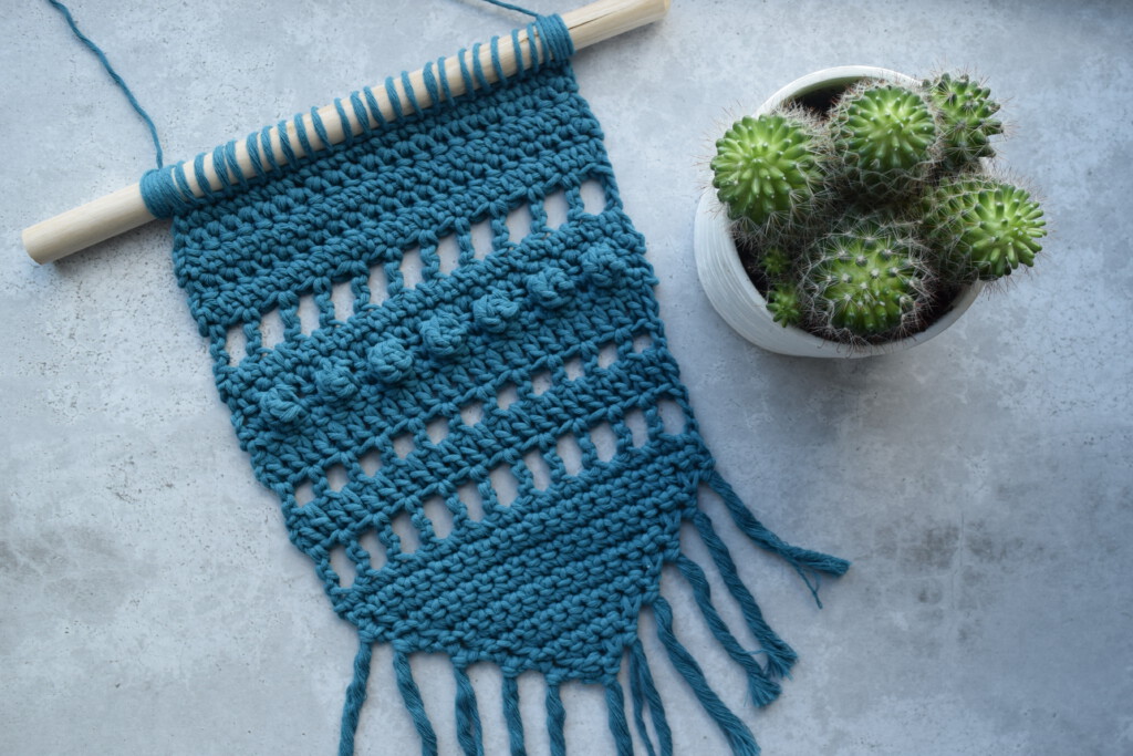 Free Crochet Pattern Blue Wall Hanging - Hobbydingen.com