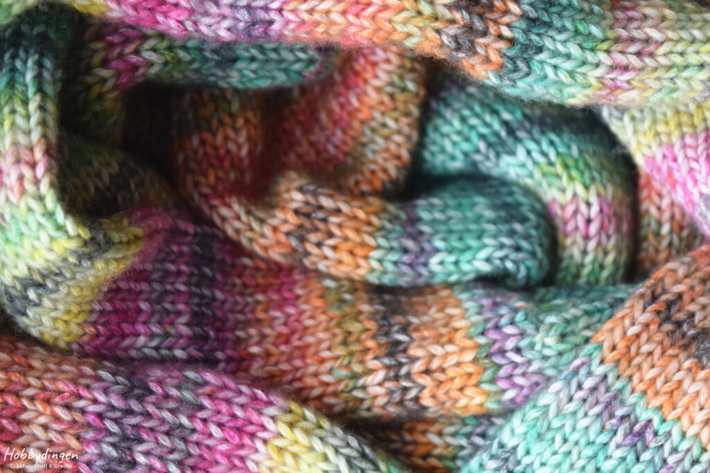 Knitting Pattern Colorful Stripes Infinity Scarf - Hobbydingen.com