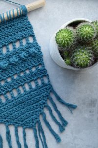 Free Crochet Pattern Blue Wall Hanging - Hobbydingen.com