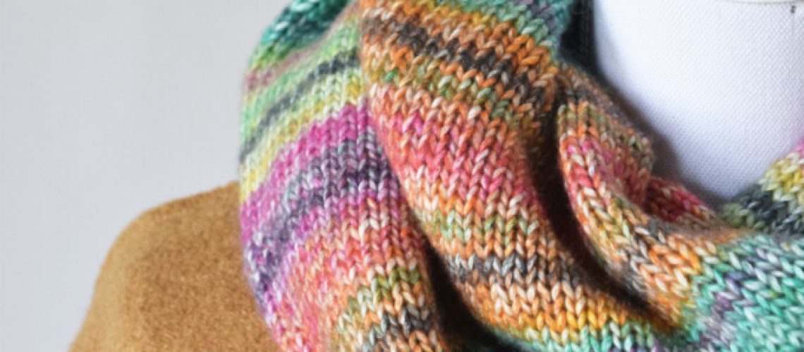 Knitting Pattern Colorful Stripes Infinity Scarf - Hobbydingen.com